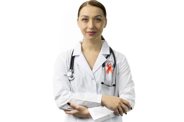30s Médico femenino con cinta roja para la concienciación sobre el VIH sobre el sida en fondo blanco — Foto de Stock