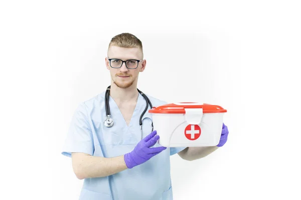 Sanitäter mit Brille und blauen Latexhandschuhen hält Rotkreuzkoffer aus nächster Nähe — Stockfoto