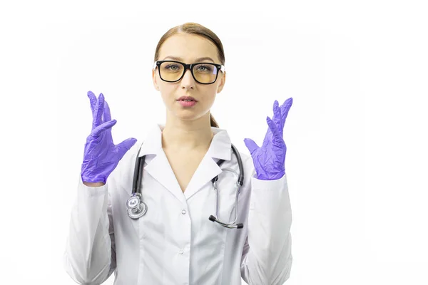 Fiatal nő orvos szemüvegben néz kamera kezével kék kesztyű fel — Stock Fotó