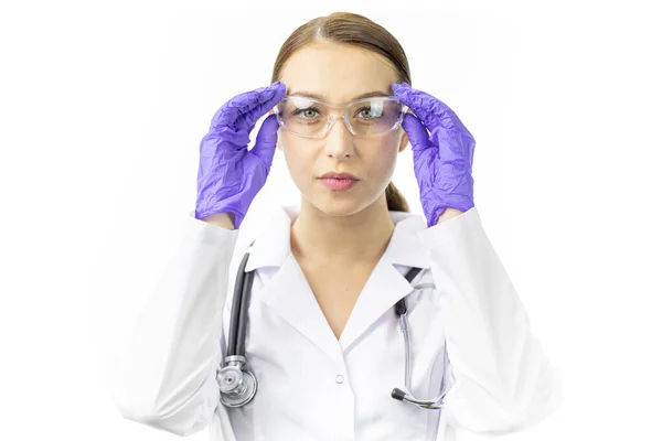 Csinos női orvos visel védő szemüveg kezek kék gumikesztyű — Stock Fotó
