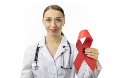 Beyaz arka planda AIDS için kırmızı kurdeleli 30 'lu yaşlardaki bayan doktor HIV farkındalığı