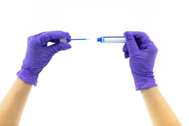 Burun temizleme laboratuvar tüpünü kapat. Doktorların ellerinde lastik eldivenlerle.