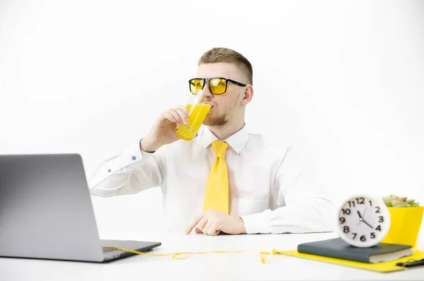 Gerente em copos amarelos com suco de bebidas de laptop, acento no pote de gravata amarelo — Fotografia de Stock