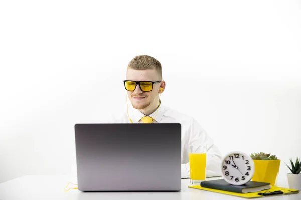 Gerente sorrindo olhando para laptop no escritório, acento no pote de suco de gravata amarela — Fotografia de Stock