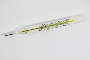Normal sıcaklığı 36,6 derece olan cıva tıbbi termometre.