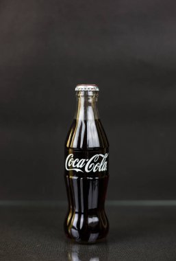 Atlanta, Georgia, ABD 1 Nisan 2020 Coca Cola şişesi siyah üzerine.