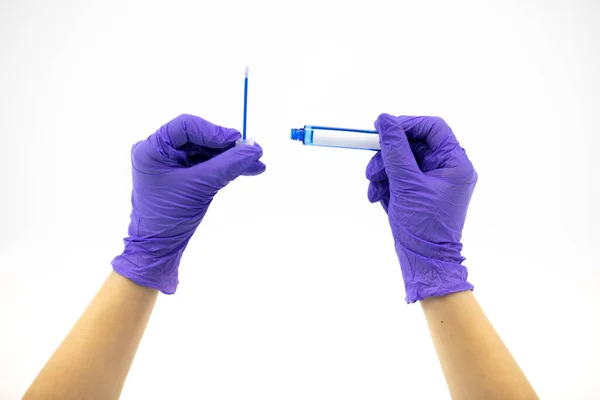 Tubo de ensayo de laboratorio de hisopo nasal en las manos con guantes de goma aislados de fondo blanco — Foto de Stock