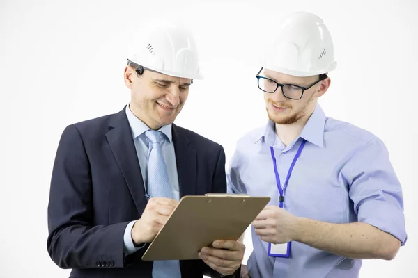 Engenheiro sorridente e arquiteto discutem projeto bem sucedido acabado — Fotografia de Stock