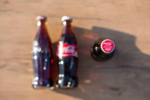 Atlanta USA May 1 2020 cap of classic glass Coca Cola Bottle on wooden backdrop — Stock Photo, Image