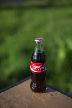 Atlanta USA Mayıs 12020 Klasik Coca Cola Şişe ahşap masa üzerinde
