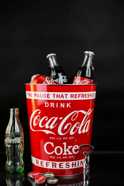 Atlanta, GA, USA 1 aprile 2020 secchio rosso con bottiglie e lattine di Coca Cola — Foto Stock