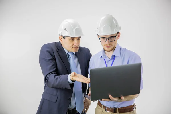 Jefe de proyecto insatisfecho e ingeniero jefe en sombreros duros discuten nuevo proyecto —  Fotos de Stock