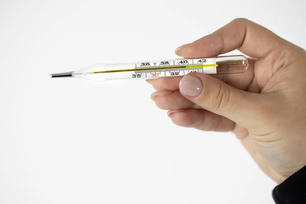 Glass thermometer in female hand which shows extremely high temperature above 40 — Stock Photo, Image