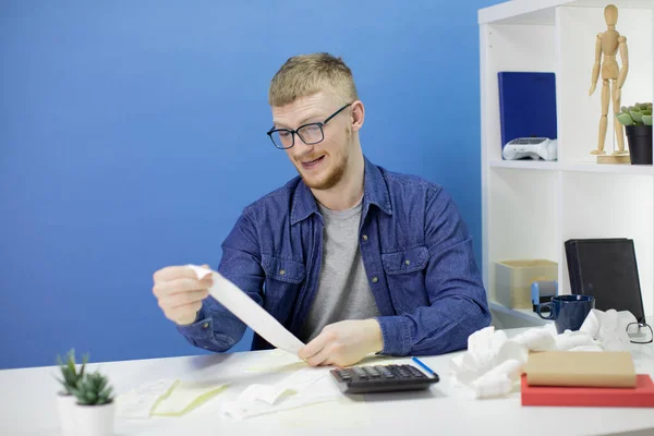 Joven usando calculadora y recibos de compras manejando solo el presupuesto nacional — Foto de Stock