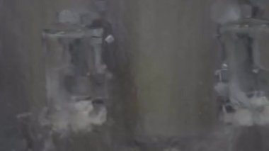 Bir çamaşır istasyonundaki tıbbi çözüm taşıyıcısında cam şişeler. Seçici odak noktasını kapat.