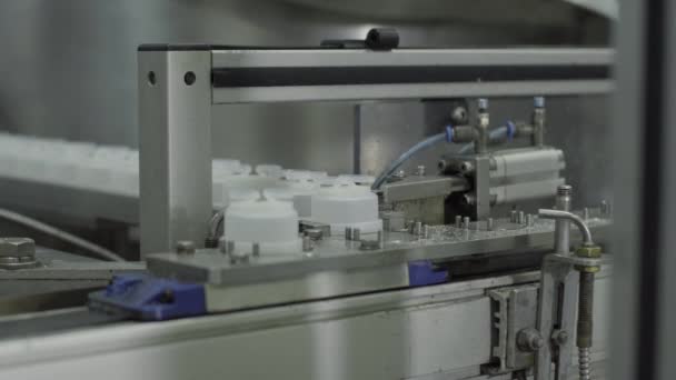 Plastové láhve na medicínské řešení Dopravník Flow výplň technologie použité k výrobě kapaliny naplněné kontejner na lékařské nebo potravinářské průmyslové továrny — Stock video