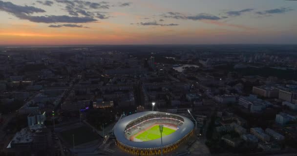 Minsk, Belarus - Oktober 2019: verlichte Dynamo Minsk stadion bij zonsondergang tijdens een voetbalwedstrijd drone shot. Champions League en Europa League wedstrijden worden gespeeld. — Stockvideo