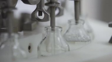 Benzin istasyonundaki tıbbi çözüm taşıyıcısında cam şişeler seçici odak noktasını kapat