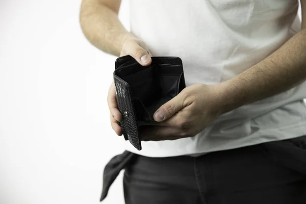 空のポケットを持つ白人男性はお金なしで空の財布を保持します. — ストック写真
