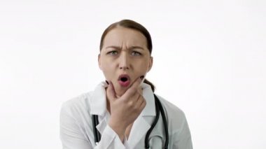 Tıp önlüklü çekici kadın terapist hasta testlerine tepki veriyor.