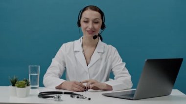 Medikal beyaz önlüklü çekici kız danışman hastalara online danışmanlık