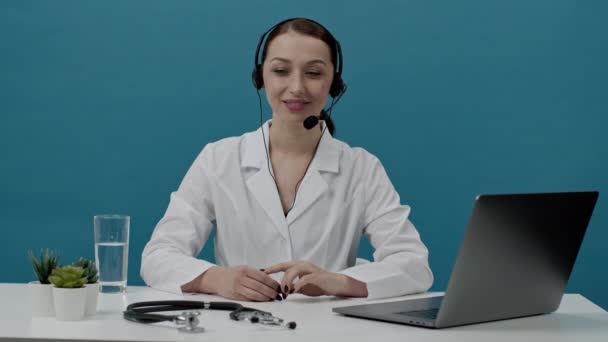 Attrayant fille consultant en manteau blanc médical conseille les patients en ligne — Video