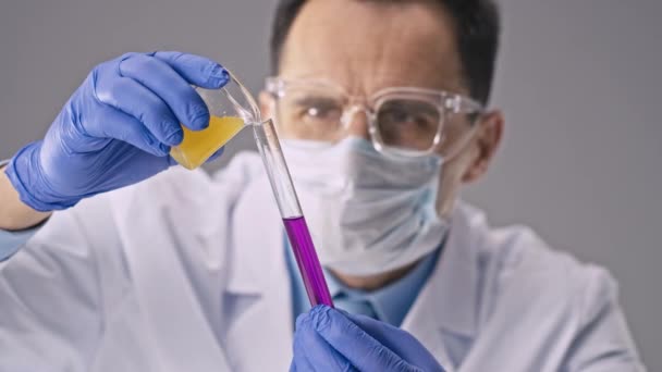 Chemik w innowacyjnym laboratorium prowadzi badania nad organicznymi związkami chemicznymi — Wideo stockowe