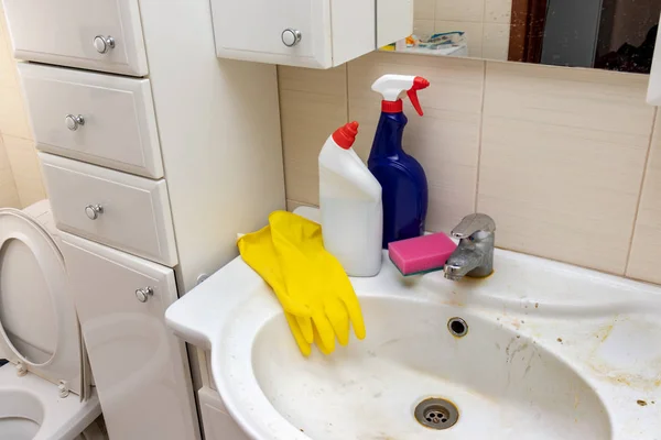 Middelen, gereedschappen voor het reinigen en ontsmetten van vuile roestige waskom, wasbak met limrscale en zeepvlekken — Stockfoto