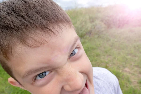 Ein schreiender, schreiender Junge mit weit geöffnetem Mund, Gesichtsausdruck eines Teenagers — Stockfoto