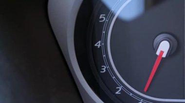 Bir taktik ölçer hareket ediyor, motor hızının orta değerine yükseliyor, kopyalama alanı olan bir araba konseptini kullanıyor