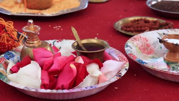 Indische Hochzeitszeremonie, Dekorationen für traditionelle ethnische Rituale für die Ehe — Stockvideo