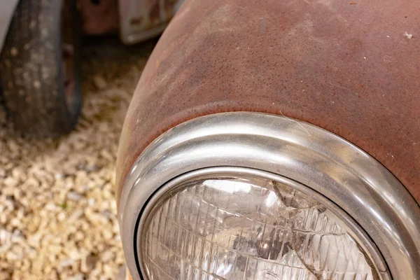 Um velho carro enferrujado farol dianteiro fechar com espaço de cópia — Fotografia de Stock