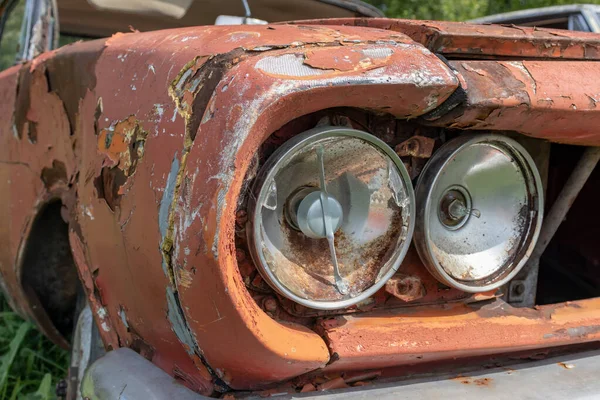 Scheinwerfer eines alten, rostigen, verlassenen Autos, Nutzungs- und Schrottkonzept — Stockfoto