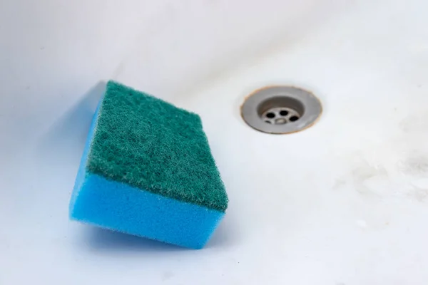 Begreppet rengöring gamla smutsiga handfat med rostfläckar, kalk och tvål fläckar i badrummet — Stockfoto