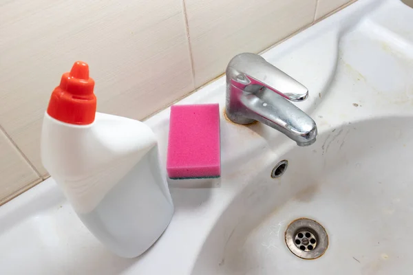 Medios, herramientas para limpiar y desinfectar el tazón sucio oxidado, lavabo con cal y manchas de jabón —  Fotos de Stock