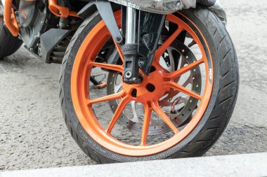 Moskova, Rusya - 2 Ağustos 2019: Modern motosiklet lastiği ipliği, tekerlek park edilmiş ve şehir caddesinde kapatılmış