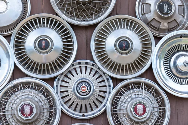 Moscow, Russia - August 11, 2019: Wall collection of vintage rusty automobile hubcaps of retro cars — Stockfoto