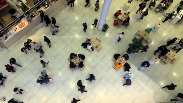 Moscou, Russie - 13 novembre 2019 : Beaucoup de gens marchent et s'assoient près des tables, mangent dans un café au food court dans un centre commercial, au centre — Video