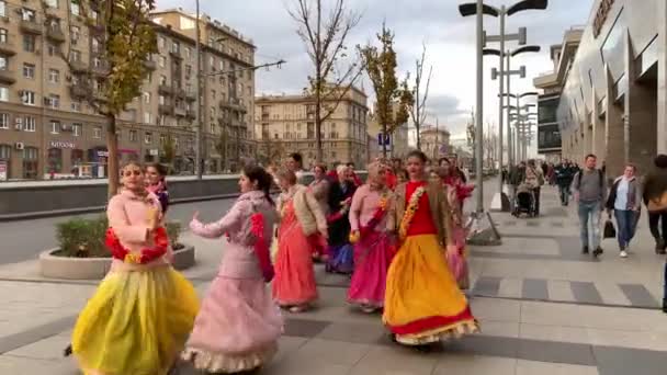 Moscú, Rusia - 12 de noviembre de 2019: La gente de Hari Krishna, mujeres en colorido sari caminan por la calle, cantan y bailan, desfile festivo de Krishnas — Vídeos de Stock