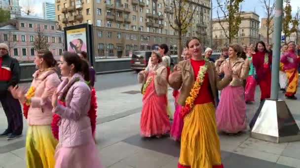 Moscú, Rusia - 12 de noviembre de 2019: La gente de Hari Krishna, mujeres en colorido sari caminan por la calle, cantan y bailan, desfile festivo de Krishnas — Vídeos de Stock