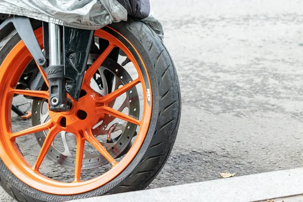 Moscú, Rusia - 02 de agosto de 2019: Rosca de neumático de moto moderna, rueda estacionada y cubierta en una calle de la ciudad — Foto de Stock