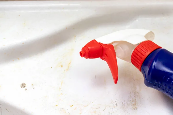 Środki, narzędzia do czyszczenia i dezynfekcji brudnej, zardzewiałej umywalki, zlewni z limrą i plamami po mydle — Zdjęcie stockowe