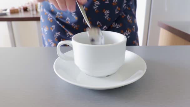 Женщина Готовит Растворимый Кофе Белой Керамической Чашке Кухне Энергия Утренняя — стоковое видео