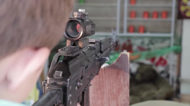 Adolescent caucasien visant avec fusil pneumatique dans la galerie de tir, gamme — Video