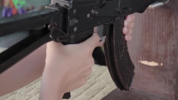 Caucasian teenage boy aiming with pneumatic rifle in shooting gallery, range — Stock Video