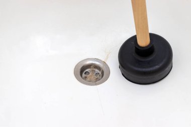 Tıkanmış kanalizasyon, tıkanmış banyo gideri dökülmüş saçlar ve lavabo pompası, banyoda saç dökülmesi.