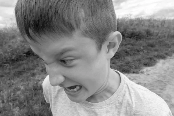 Un urlando, urlando ragazzo con la bocca spalancata, espressione facciale di un ragazzo adolescente — Foto Stock