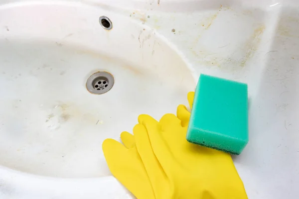 Концепція очищення старого брудного умивальника від іржі плям, вапняку та мильних плям у ванній — стокове фото