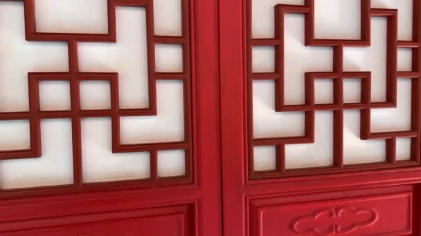 Rood houten gesneden decoratieve deuren in Chinese stijl, aziatische traditionele ornament voor het versieren van huis, muren en deuren — Stockvideo