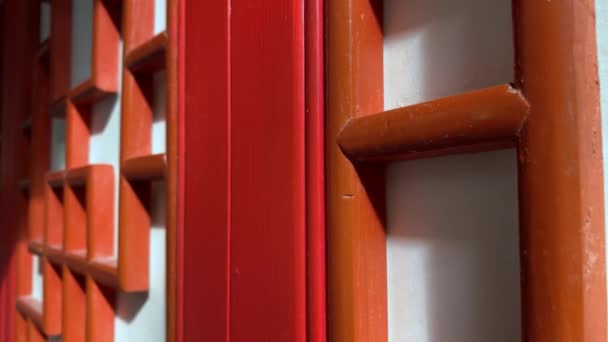 Vermelho de madeira esculpida portas decorativas em estilo chinês, asiático ornamento tradicional para decorar casa, paredes e portas — Vídeo de Stock